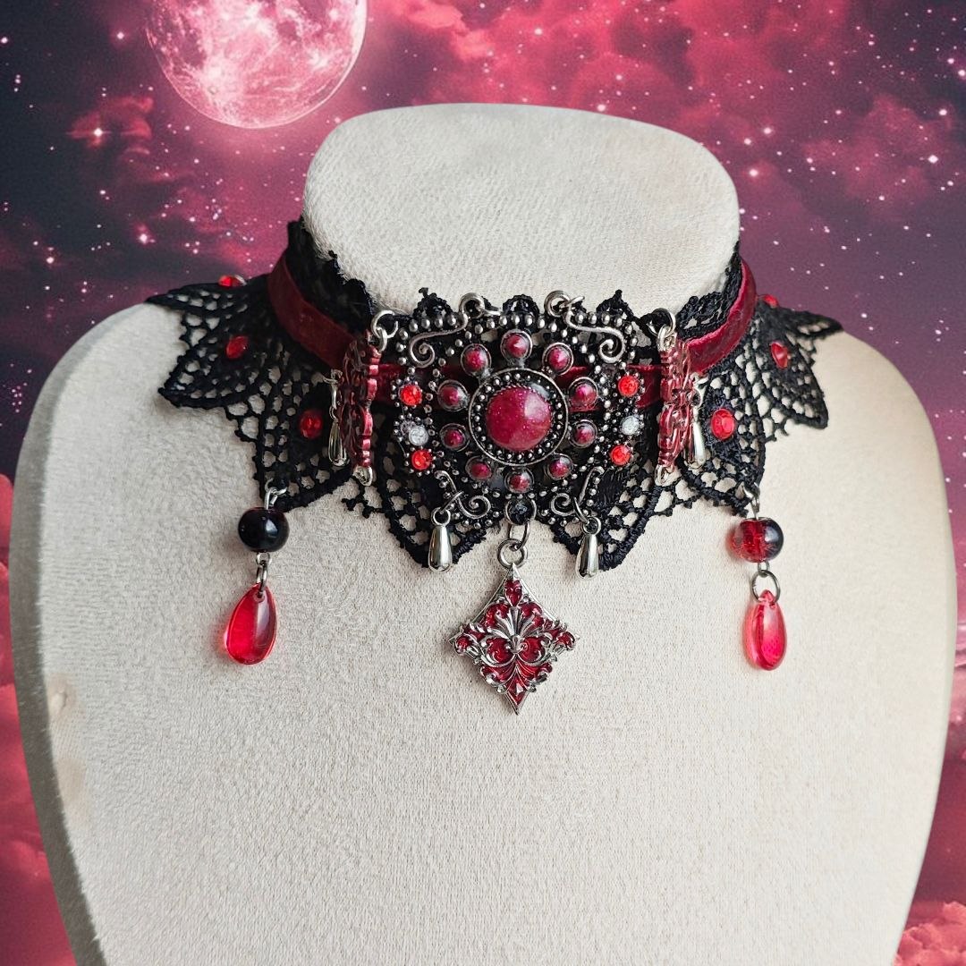 Venomous Kiss Choker