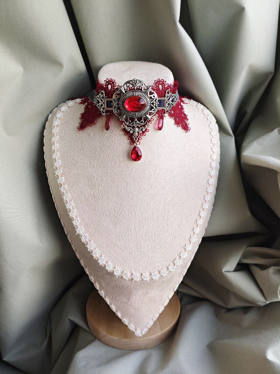 Lady Carmine Choker