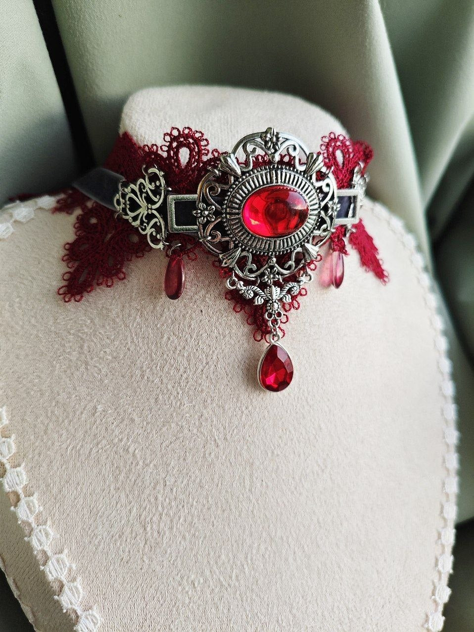 Lady Carmine Choker