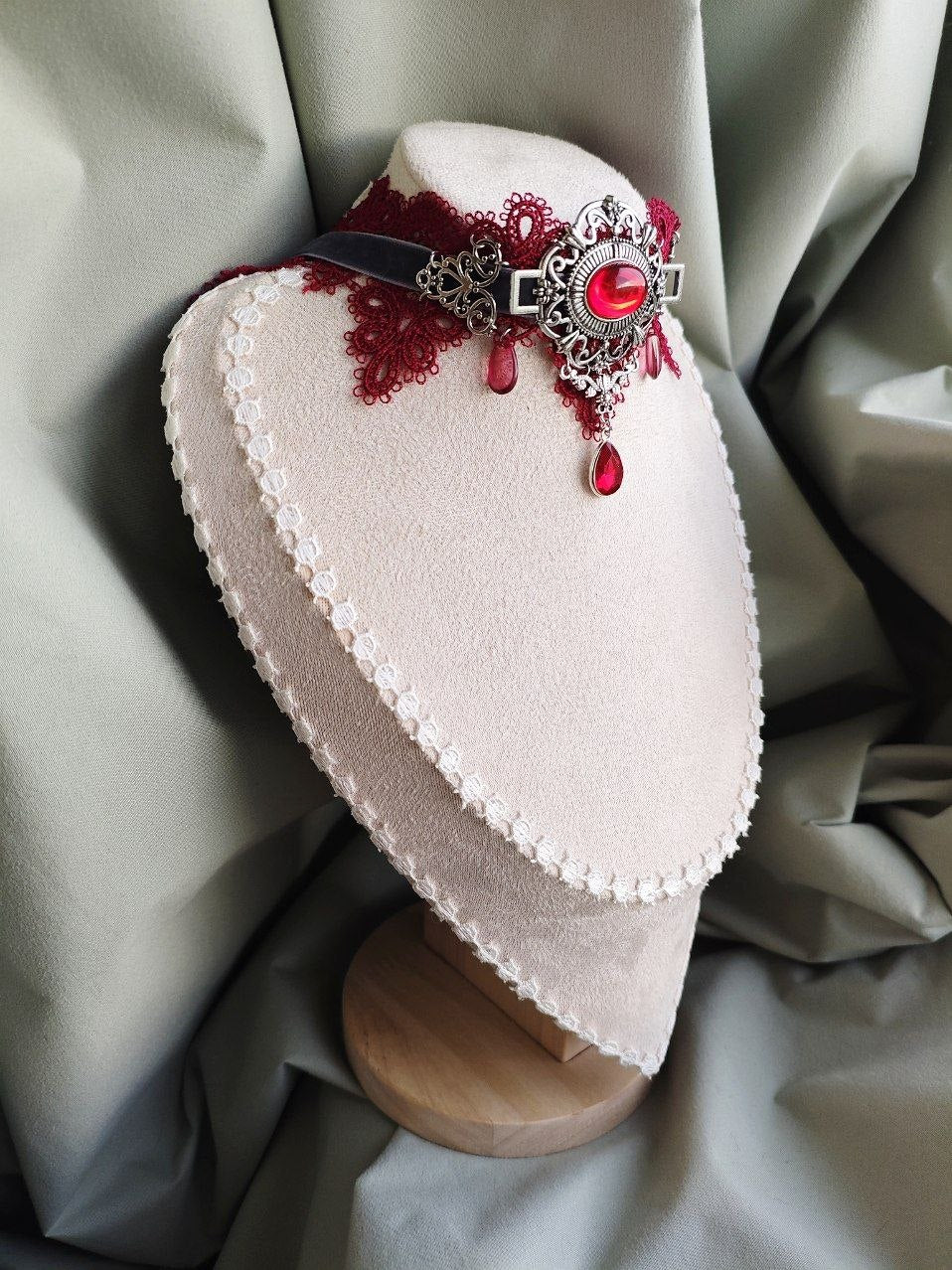 Lady Carmine Choker