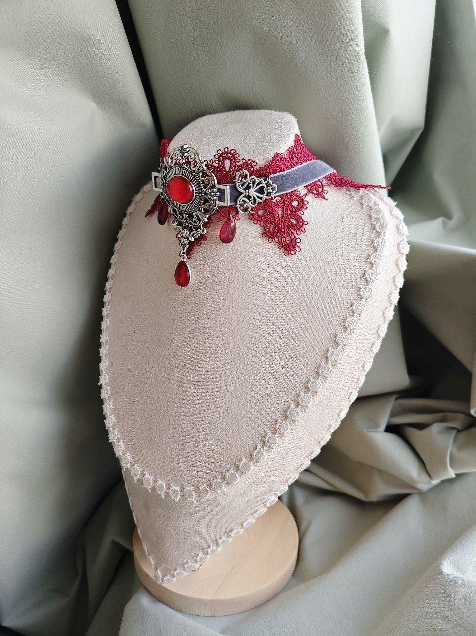 Lady Carmine Choker